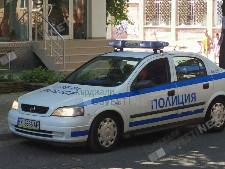 Полицаи задържаха в Кърджали двама скандалджии за нощ, единият им се репчел