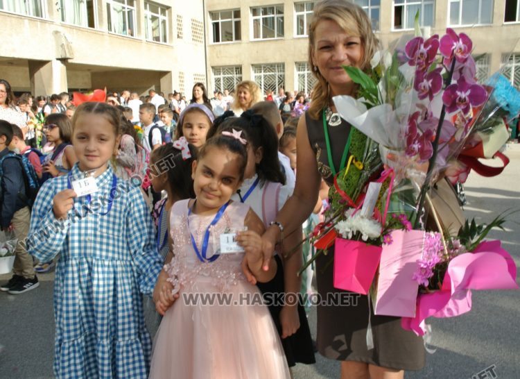 Под знака на честването за 300 години от рождението на патрона им започна новата учебна година в СУ „Св. Паисий Хилендарски“