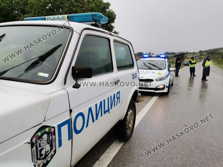 Товарен автомобил падна в канавка, кола се заби в скат