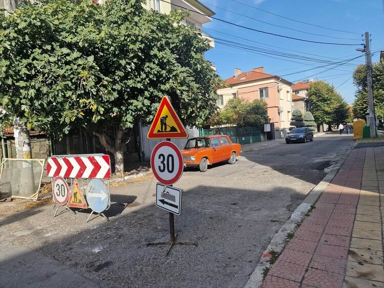 Започна ремонтът на ул."Захари Стоянов" в Асеновград 