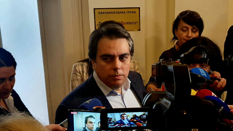 Румен Радев реагира, Асен Василев коментира. Сюжетът започнал от ДПС