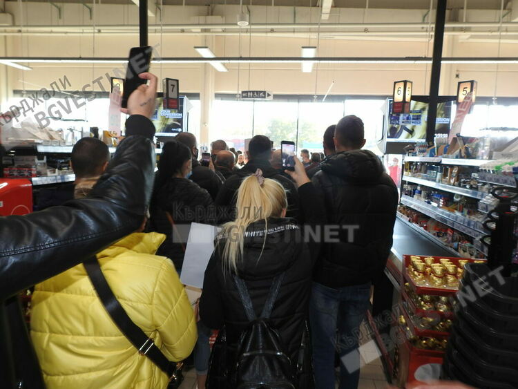 Все повече кърджалийци дебнат промоциите в хипермаркетите, пестят всяка стотинка