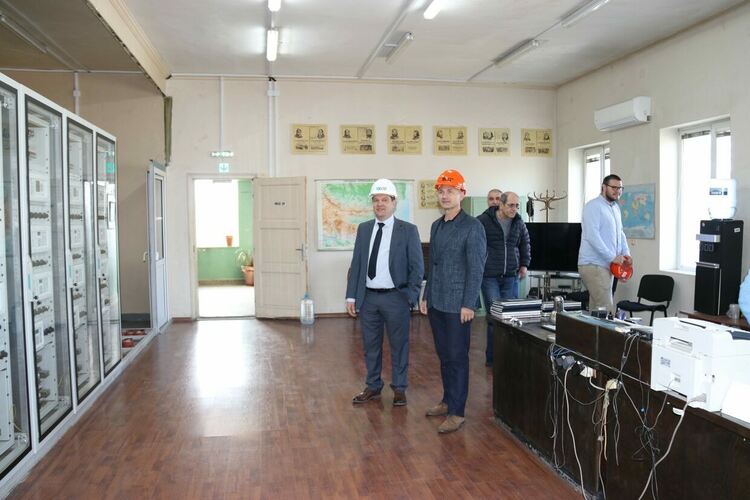 Министърът на енергетиката инспектира реконструкцията на една от най-старите подстанции край Девня