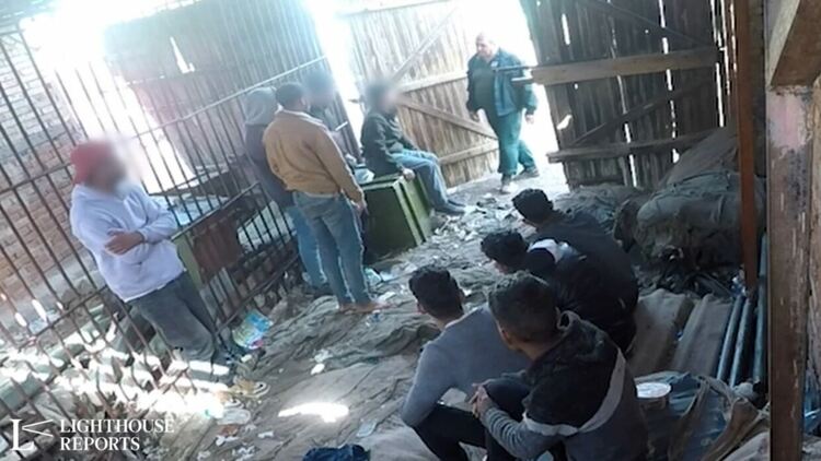 Международно разследване показва как България държи мигранти в нечовешки условия