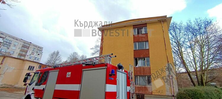 Три екипа на РСПБЗН-Кърджали загасиха пожар в ученическо общежитие, няма пострадали
