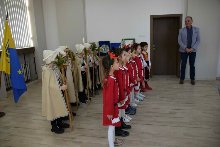 Малки коледари посетиха кмета на Асеновград 