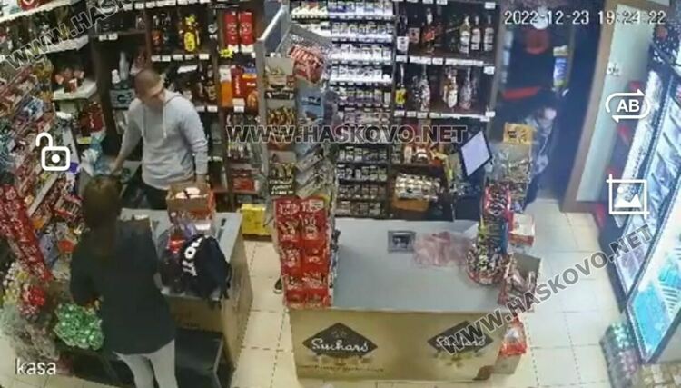 Вижте как хлапе задига кутия за дарения за болно дете от магазин в Хасково