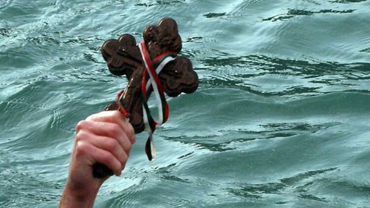 Евгени Бориславов извади богоявленския кръст от водите на езерото в градския парк в Перник