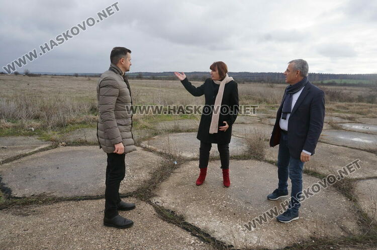Шефката на "Национална компания индустриални зони" на крака за оглед на терена на летището край Узунджово