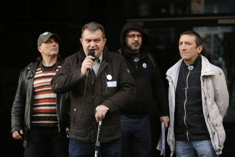Граждани протестират заради налагана цензура във Фейсбук