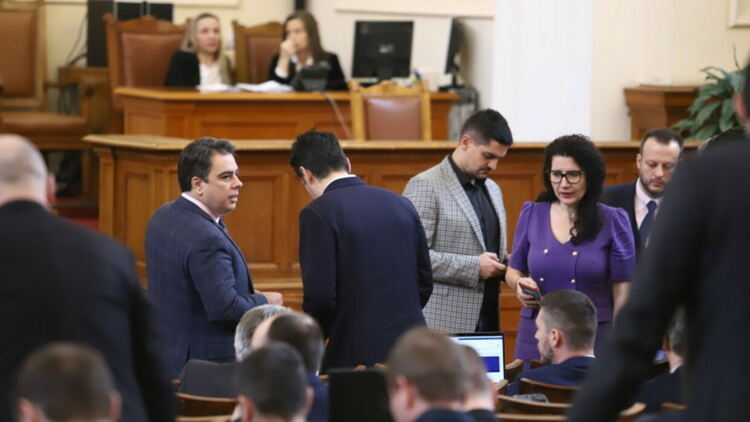 Скандално, лов на рибка-бананка - реплики в парламента за смяната на шефа на Сметна палата