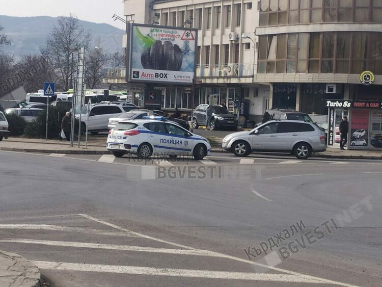 23-годишен катастрофира на Кръговото на Автогарата и избяга