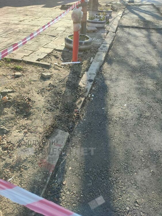 Асфалтират отводнителните шахти до Болницата, кърпят дупките от Водния цикъл