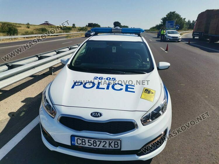 19-годишна пострада при удар на Фолксваген в предпазна ограда и шахта
