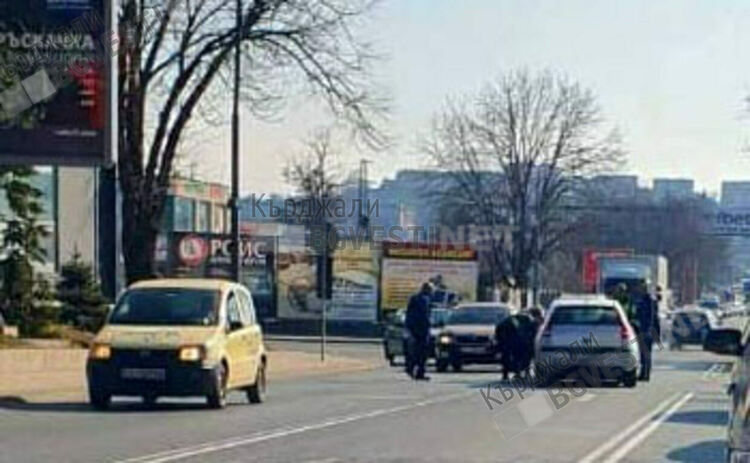 Двама пострадаха при катастрофа на път за Равен,коли се удариха пред "Лидл"в Кърджали