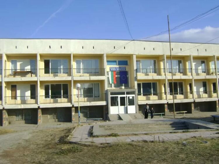 Центърът за специална образователна подкрепа в Перник започна кампания по набиране на средства за закупуване на маси и столове