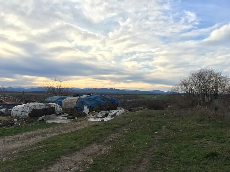 Слънчево с временни увеличения на облачността, превалявания на места