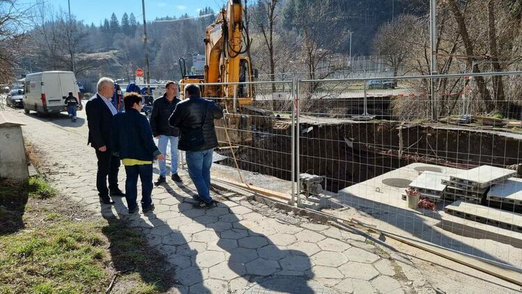 Кметът Николай Мелемов инспектира работата по проекта за воден цикъл на "ВиК"-Смолян