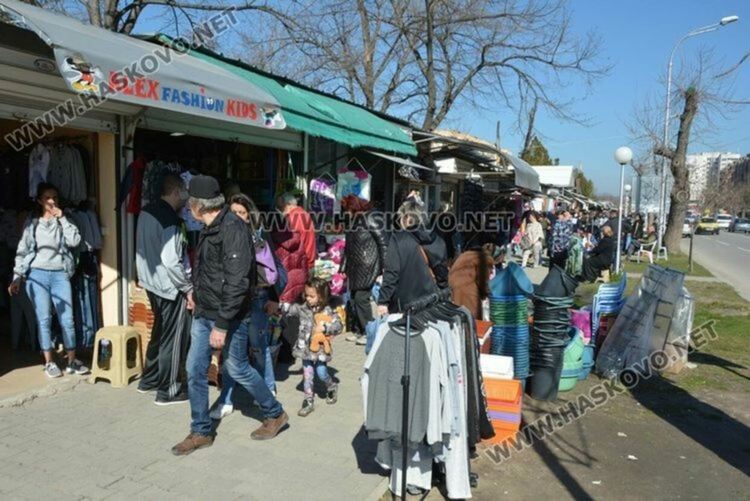 Спипаха търговци с контрабандни стоки на Неделен пазар