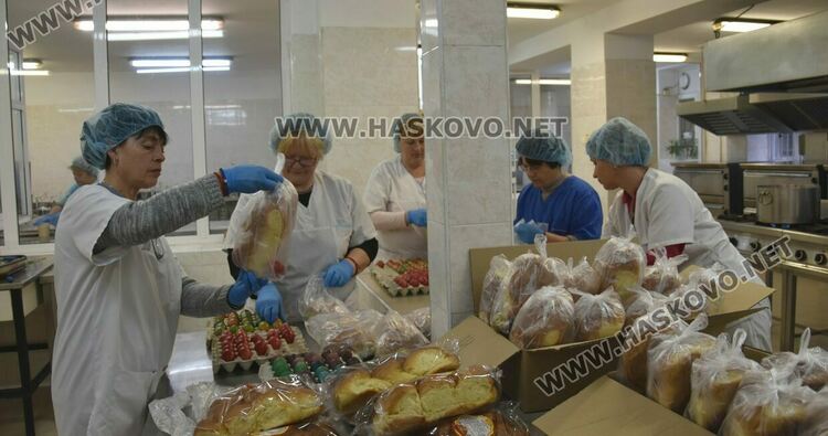 600 яйца и козунаци раздаде Домашният социален патронаж в Харманли