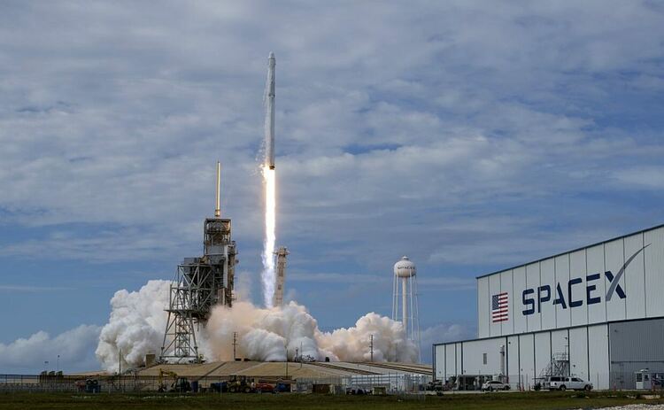SpaceX отложи изстрелването на свръхтежката си ракета