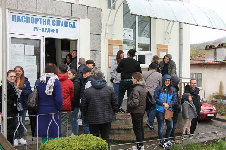 Наплив пред паспортната служба в Ардино