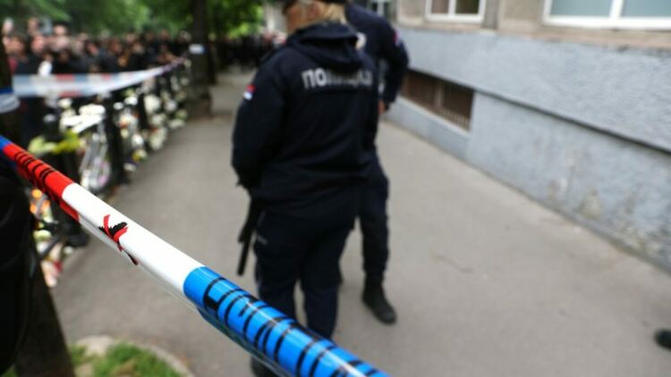 Бивша ученичка наръга двама с нож в сръбско училище