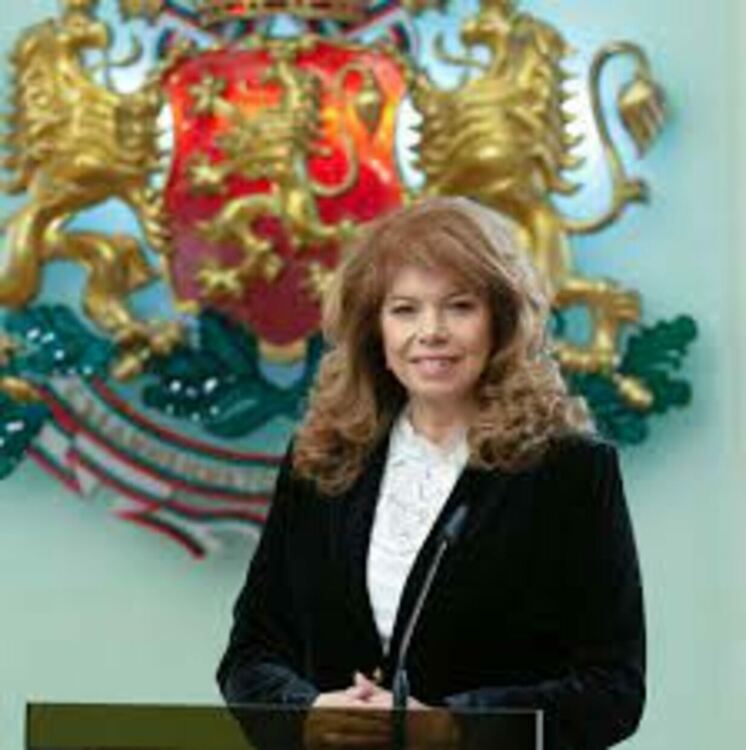 Вицепрезидентът Илияна Йотова ще гостува на Радио Кърджали