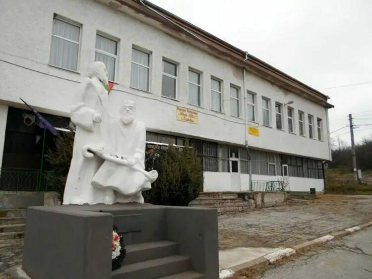Жителите на брезнишкото село Слаковци поднесоха цветя на паметника на светите братя Кирил и Методий, изработен от техен земляк
