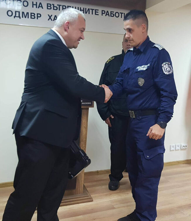  Полицаи от Хасково с оръжия лично връчени от Демерджиев
