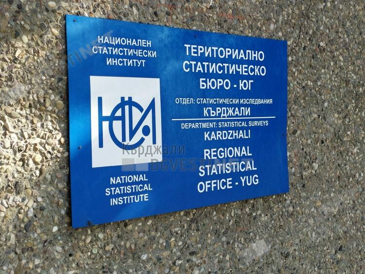 Средната месечна работна заплата в областта плахо нараства