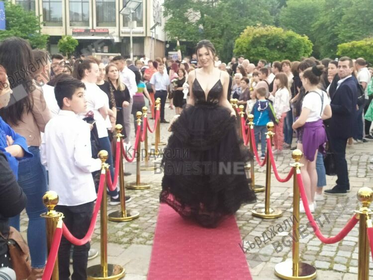 Червен килим и тоалети като за Оскари по абитуриентските балове в Кърджали