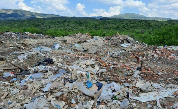 Жители на пернишките квартали „Тева“ и „Мошино“ излязоха на протест във връзка с незаконно създадено сметище