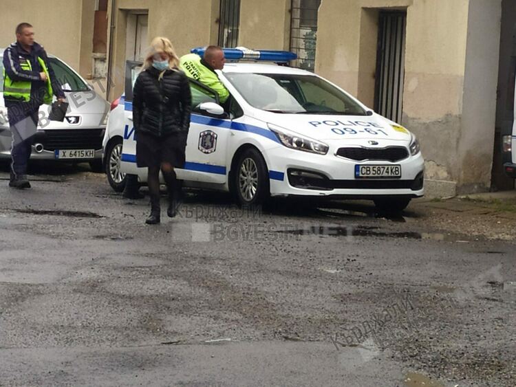 Млада дама зад волана гази правилата за движение,катастрофира