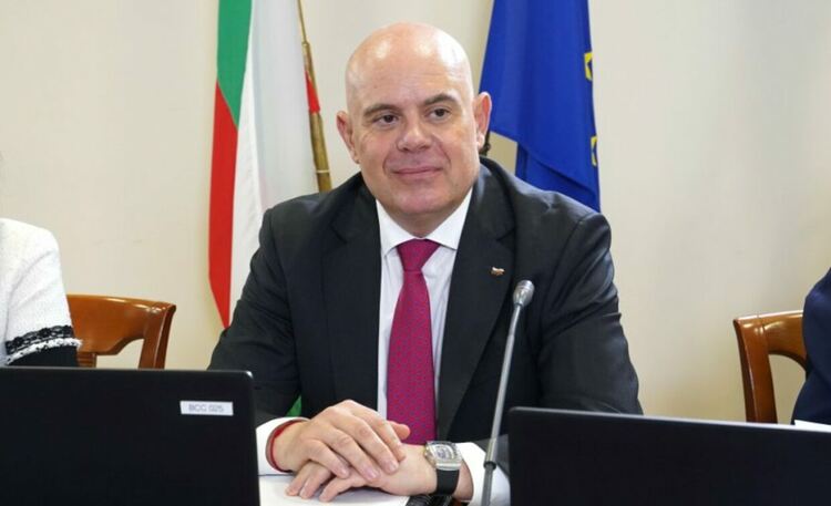 Гешев е поискал отлагане на изслушването му в правната комисия в парламента