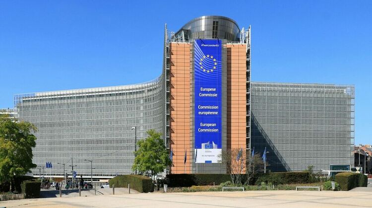 Европейската комисия планира да облекчи нормите за генно модифицираните храни