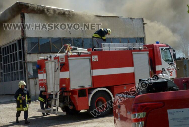 Пожар избухна в цех за мебели в Радиево