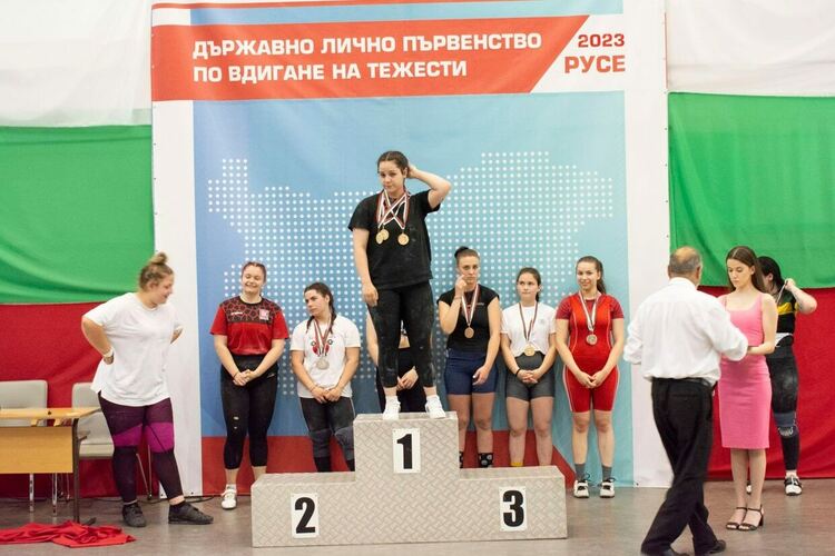 12 златни медала за щангистите от Момчилград