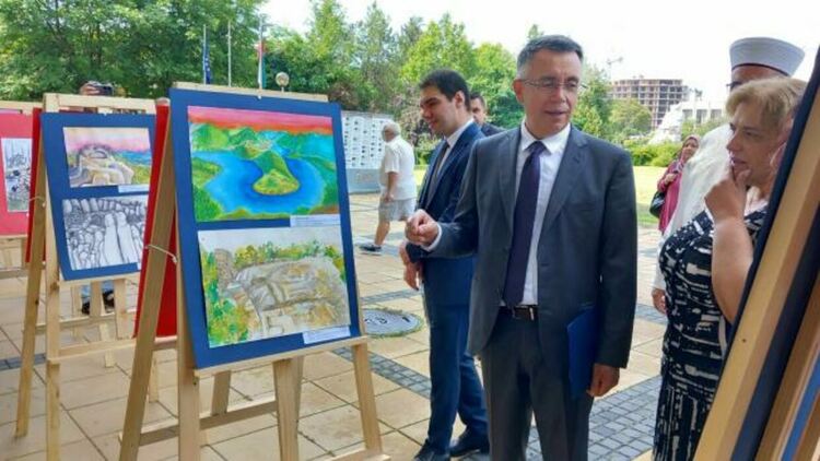 С изложба, включваща фотографии на ученици от Одрин и рисунки на художници от ОДК, се откри Месеца на Турция в Кърджали