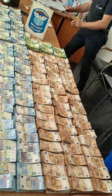 Откриха рекордна сума недекларирана валута в микробус на "Капитан Андреево"