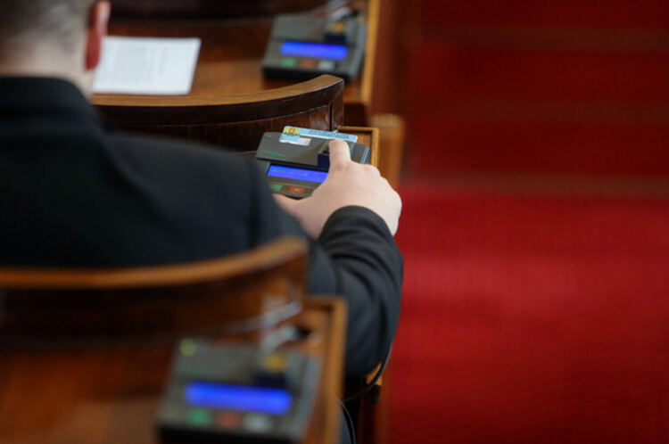 Окончателно: Фирмите с над 100 служители ще плащат заплати само по банков път