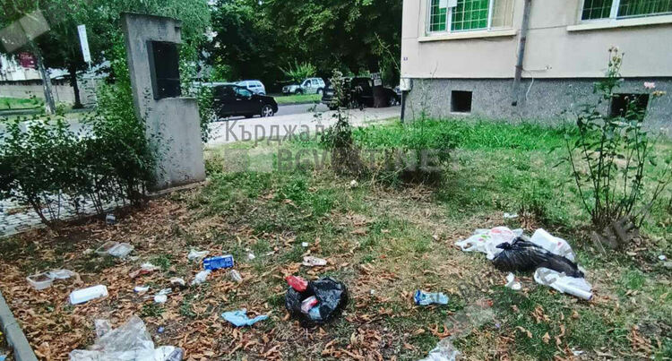   Паметникът на отец Благой Топузлиев в Кърджали тъне в боклуци, общината нехае