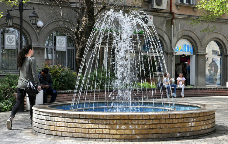 Слънце, облаци и на места дъжд в събота