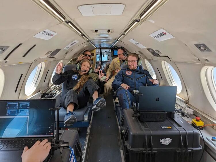 Студенти в параболичен полет с малък Falcon 20