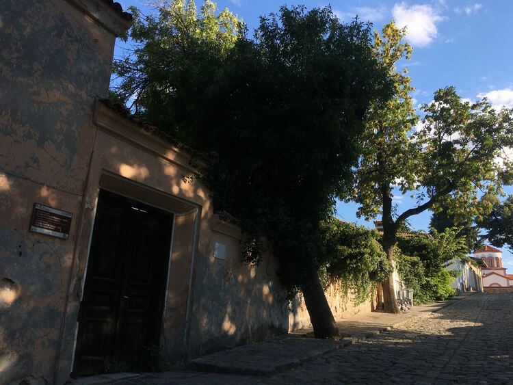 Предимно слънчево, превалявания на места