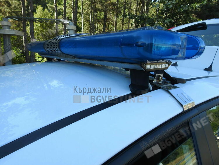 Задържаха кърджалийци,кътали в домовете си гама от наркотици