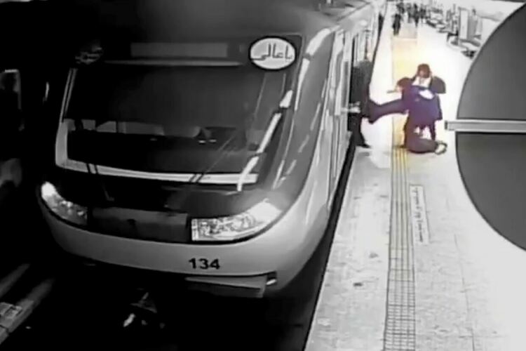 Иранска тийнейджърка е в мозъчна смърт, след като беше задържана за неправилно носене на хиджаб