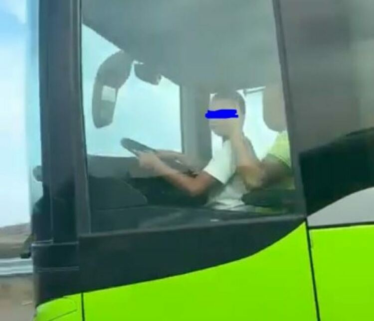 Дете в скута на шофьора управлява пълен автобус на АМ "Тракия"