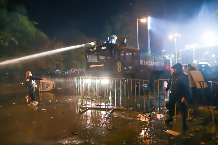 Протестът в София ескалира: Фенове запалиха полицейски бус, полицията извади водно оръдие 