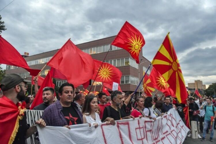 Франция оказва натиск Северна Македония да вкара българите в конституцията си